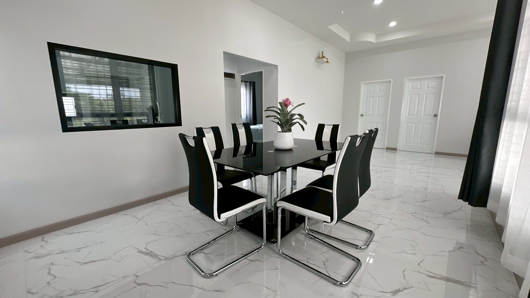 บ้านเช่าพัทยา หนองปลาไหล 3 ห้องนอน 3 ห้องน้ำ บ้านใหม่ ตกแต่งพร้อมอยู่ สวยมาก