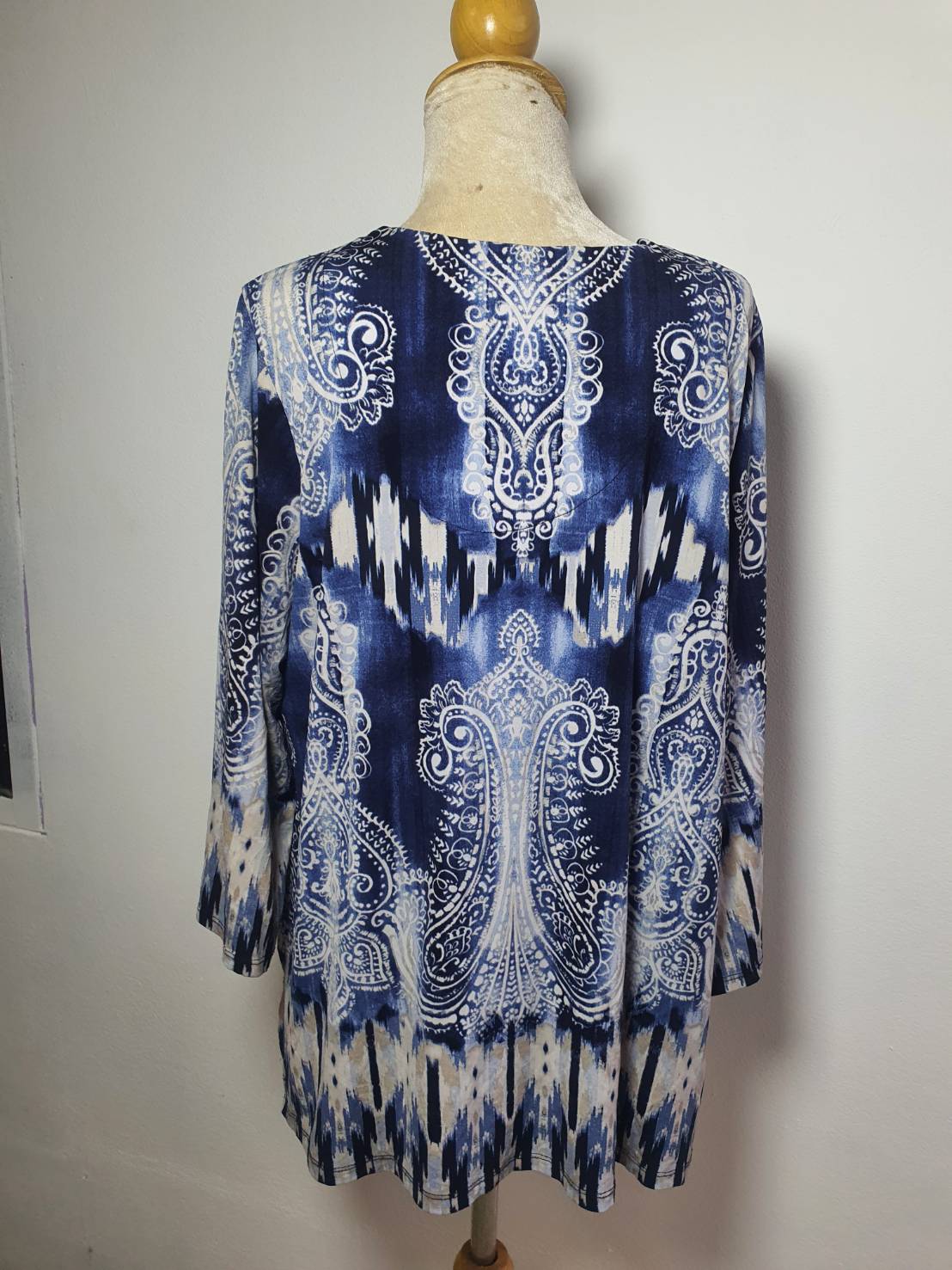 FF04154 เสื้อผ้ามือสอง ลายน้ำเงิน แบรนด์ JM COLLECTION อก 46-50 นิ้ว