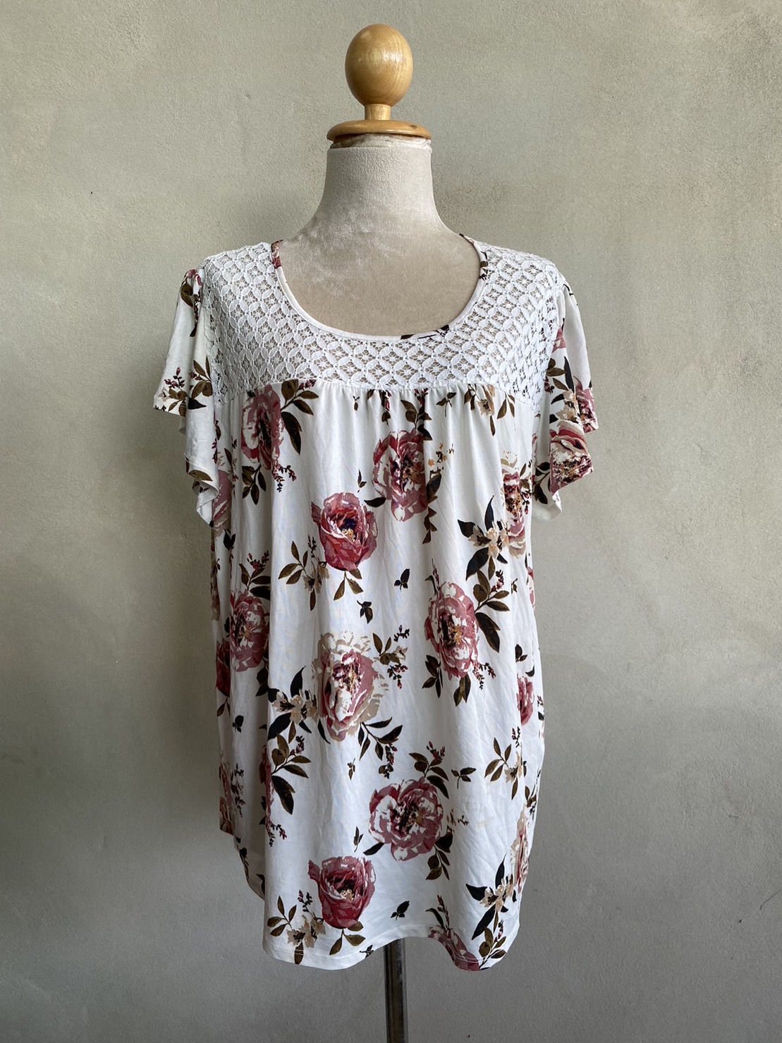FF04534 เสื้อผ้ามือสอง สีขาวลายดอกไม้ แบรนด์ MAUVE อก free-50 นิ้ว
