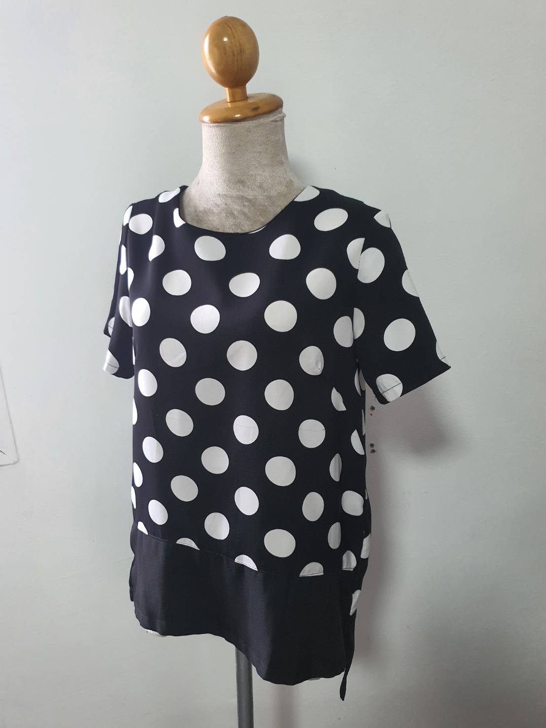 FF06241 เสื้อแฟชั่นสีดำ ลายจุดขาว มือสอง อก 36 นิ้ว
