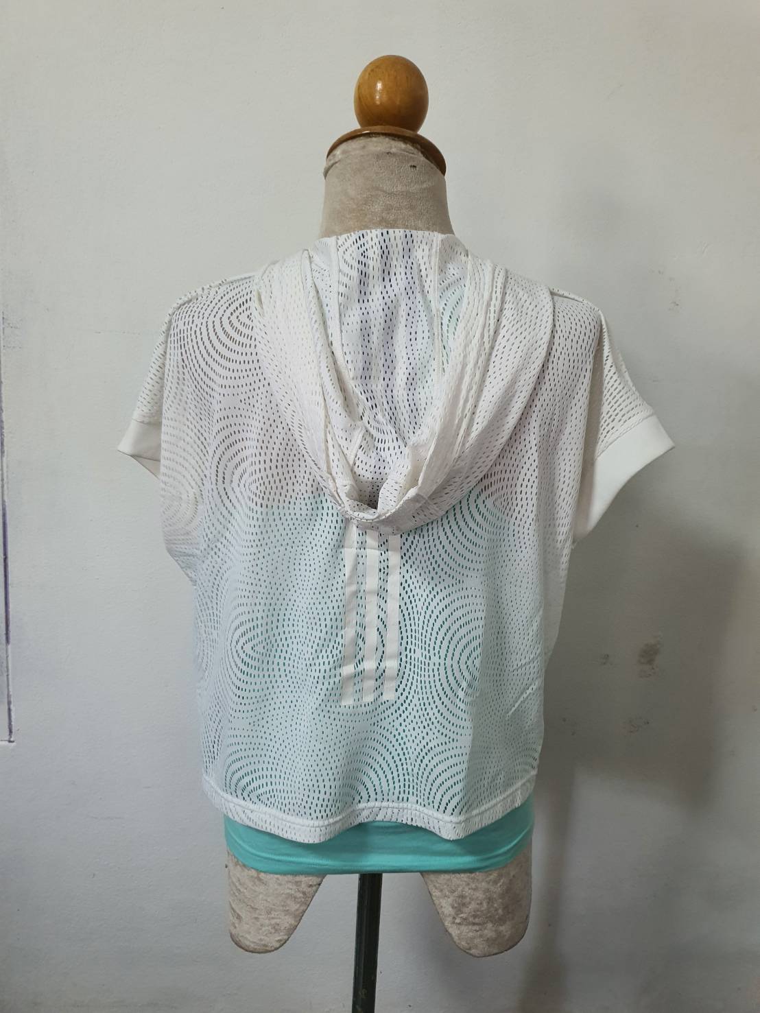 FF06386 เสื้อมีฮูดสีขาว แบรนด์ Adidas อก 42-44 นิ้ว