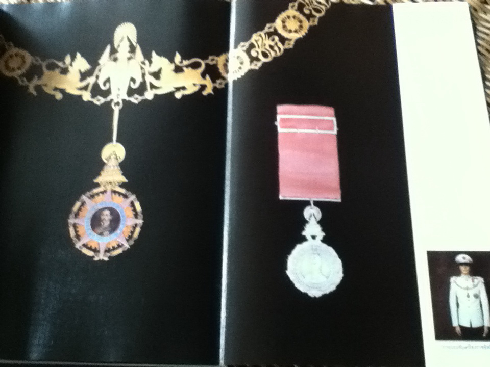 เครื่องราชอิสริยาภรณ์ไทย จัดทำเพื่อเฉลิมพระเกียรติในวโรกาสที่พระบาทสมเด็จพระเจ้าอยู่หัวภูมิพลอดุลยเดชฯ ทรงเจริญพระชนมพรรษา 5 รอบ