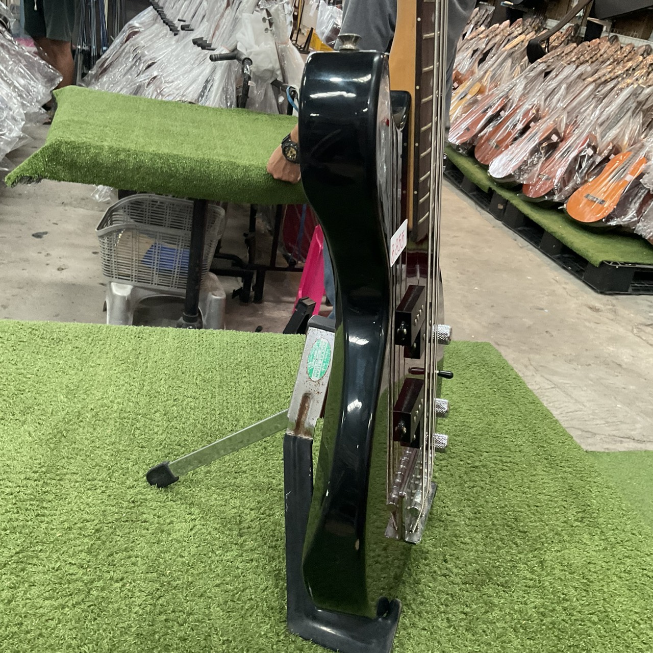 กีต้าร์เบส R