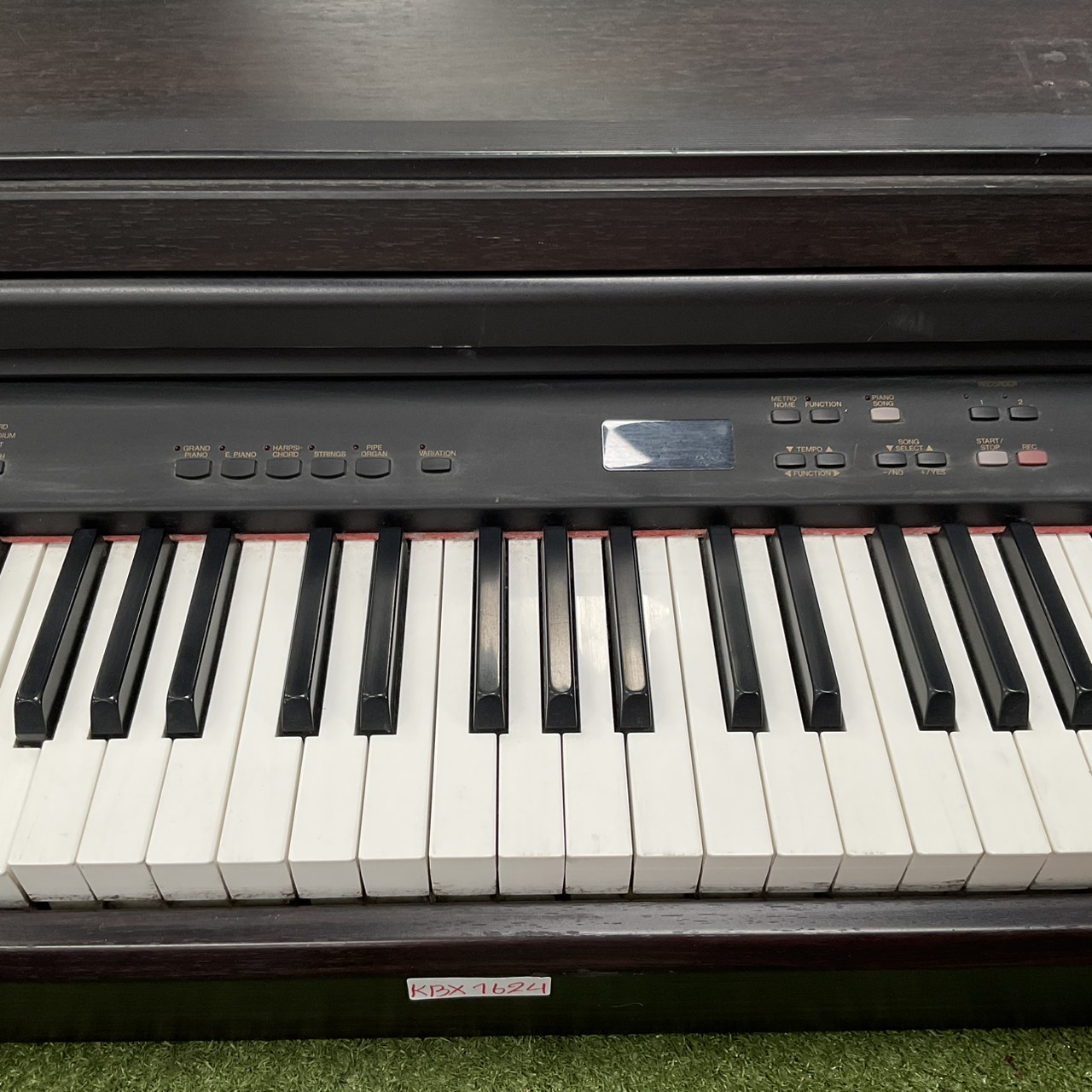 เปียโน YAMAHA : CLP-820 สินค้าไม่พร้อมใช้งาน (ต้องซ่อม)