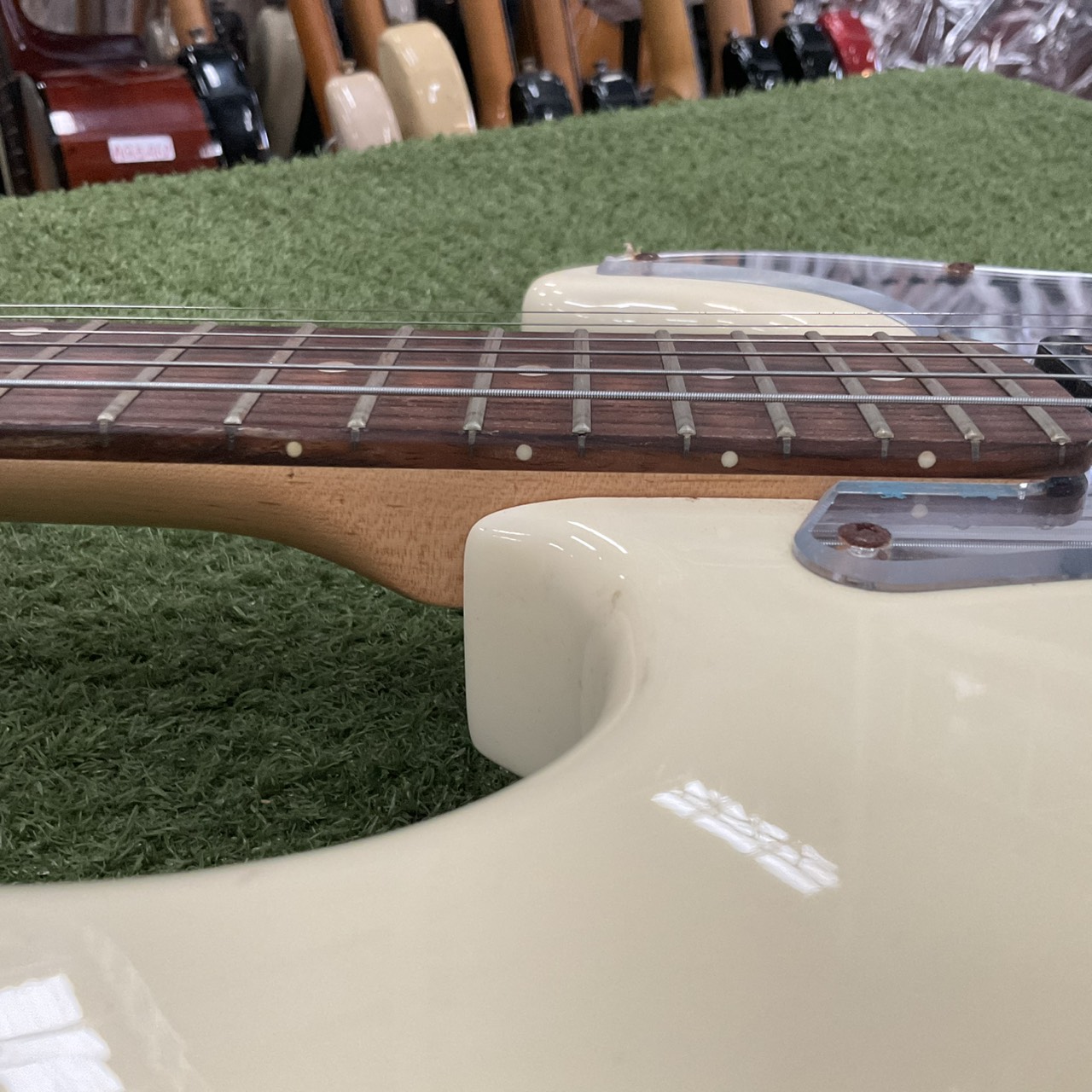 กีต้าร์ไฟฟ้า Mavis