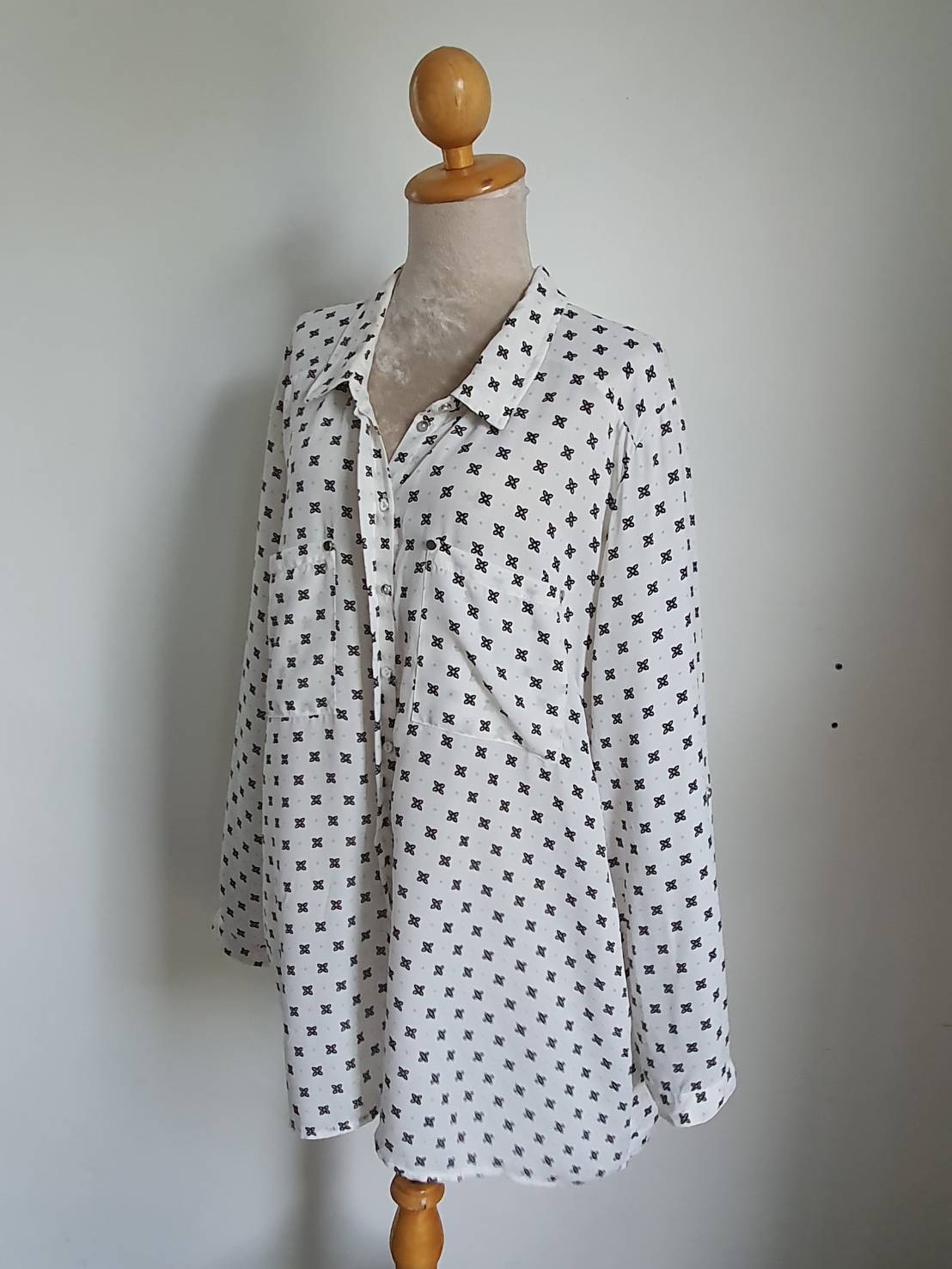 FF05535 เสื้อผ้าชีฟอง สีขาวลายดอกไม้ดำ แบรนด์ lily morgan