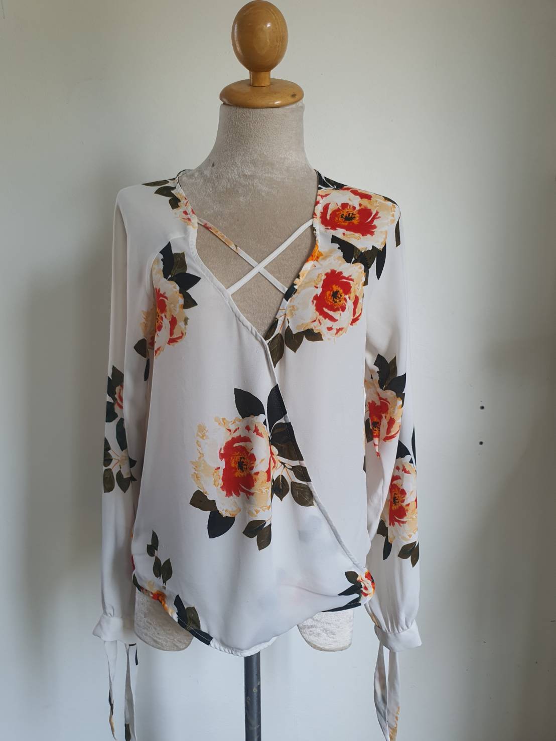 FF05279 เสื้อผ้ามือสอง ชีฟอง ลายดอกไม้ แบรนด์ society อก 36 นิ้ว