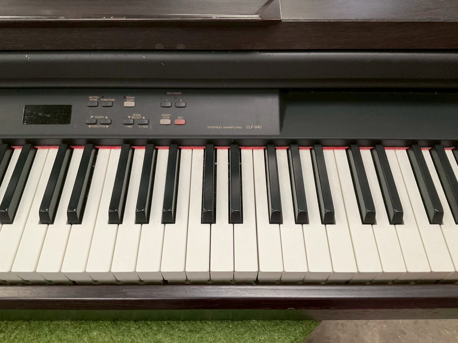 เปียโน YAMAHA : CLP-840 สินค้าไม่พร้อมใช้งาน (ต้องซ่อม)