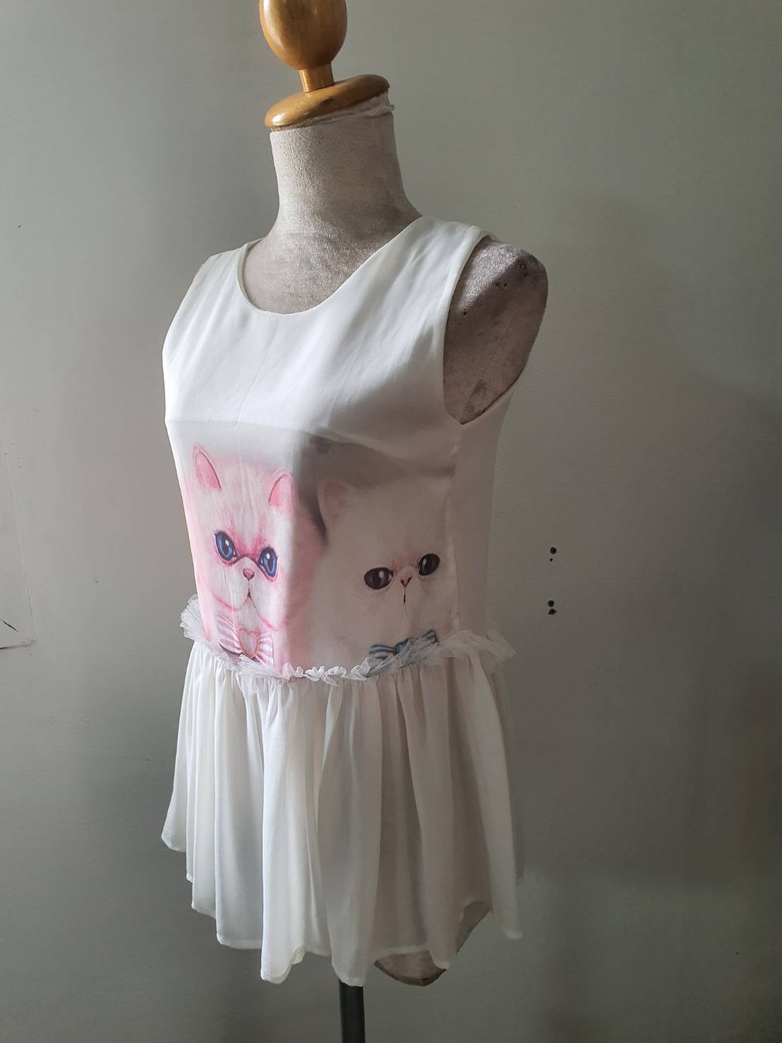 FF06520 เสื้อผ้ามือสอง ชีฟอง สีขาว ลายแมว อก 32 นิ้ว