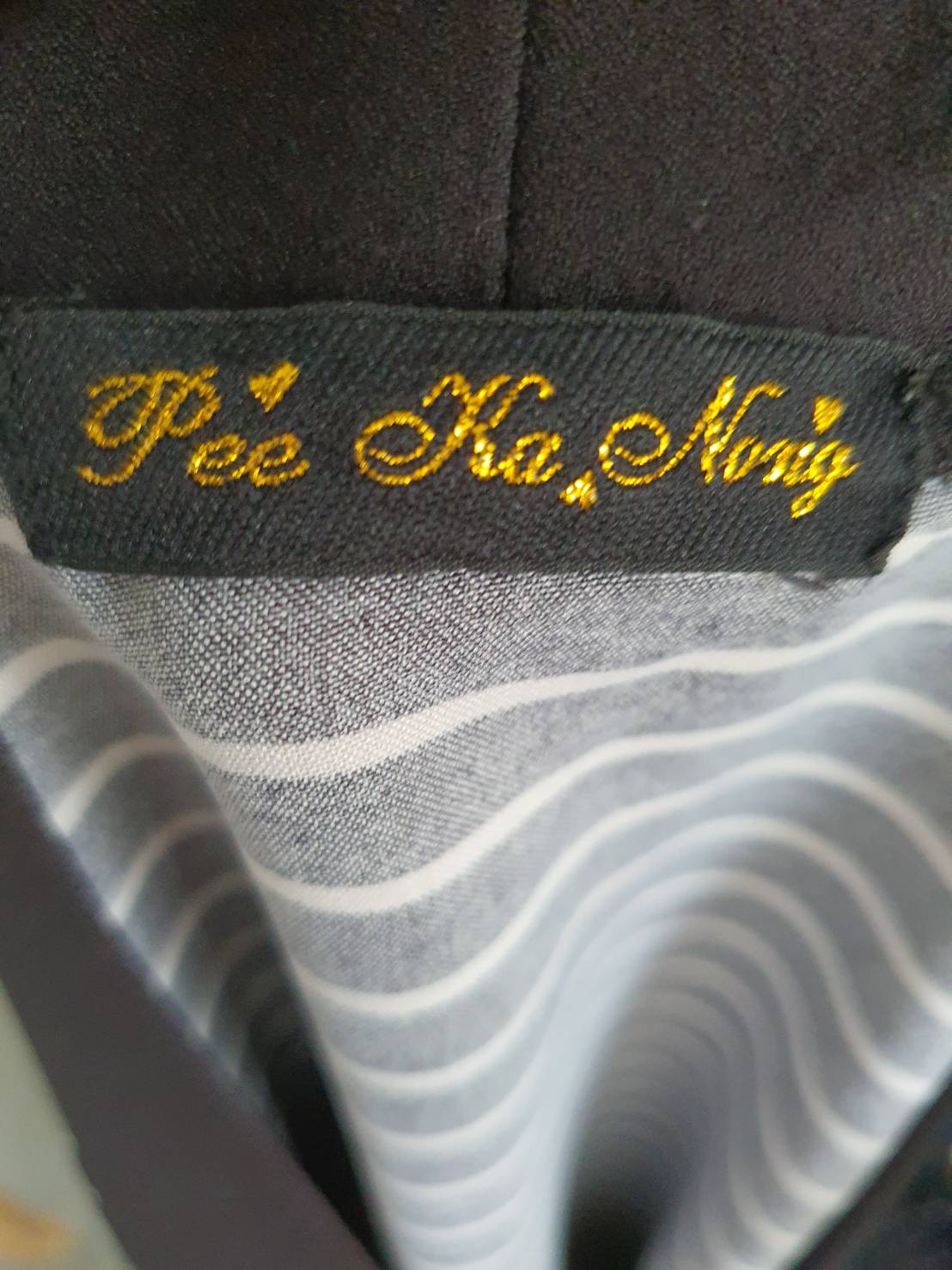 FF05638 เสื้อแฟชั่น มือสอง แขนกุด สีดำลายทาง Pee kA Nong อก 34 นิ้ว
