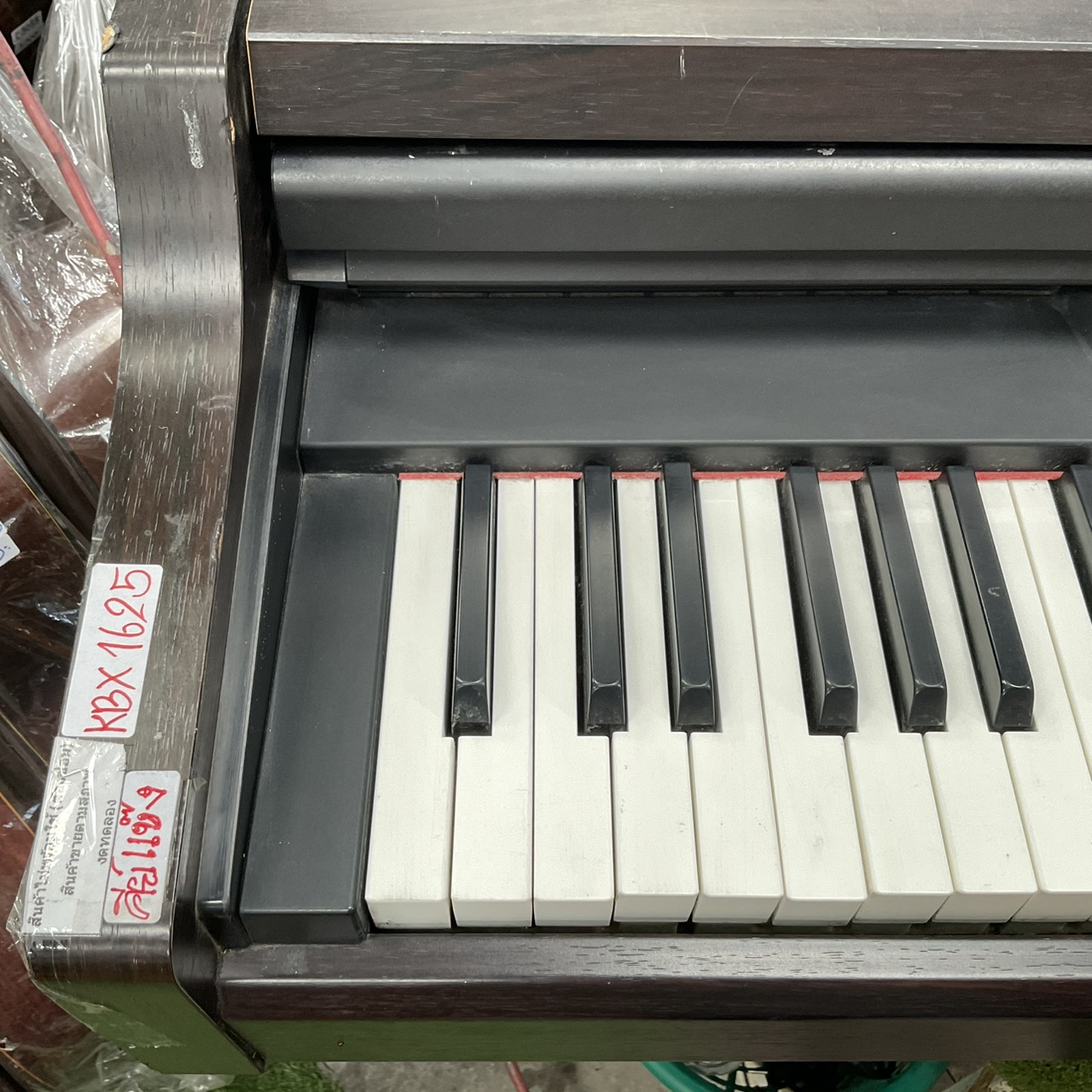 เปียโน YAMAHA : CLP-820 สินค้าไม่พร้อมใช้งาน (ต้องซ่อม)