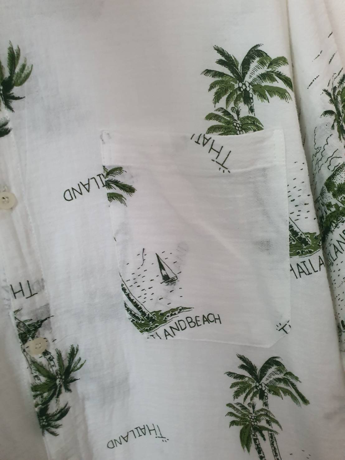 FF06311 เสื้อเชิ้ตมือสอง สีขาว ลายต้นมะพร้าว อก 45 นิ้ว
