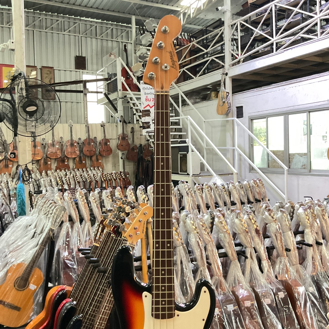 กีต้าร์เบส Legend