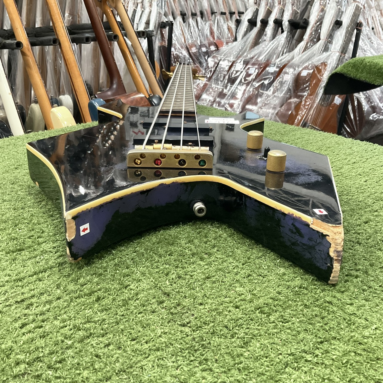 กีต้าร์เบส M