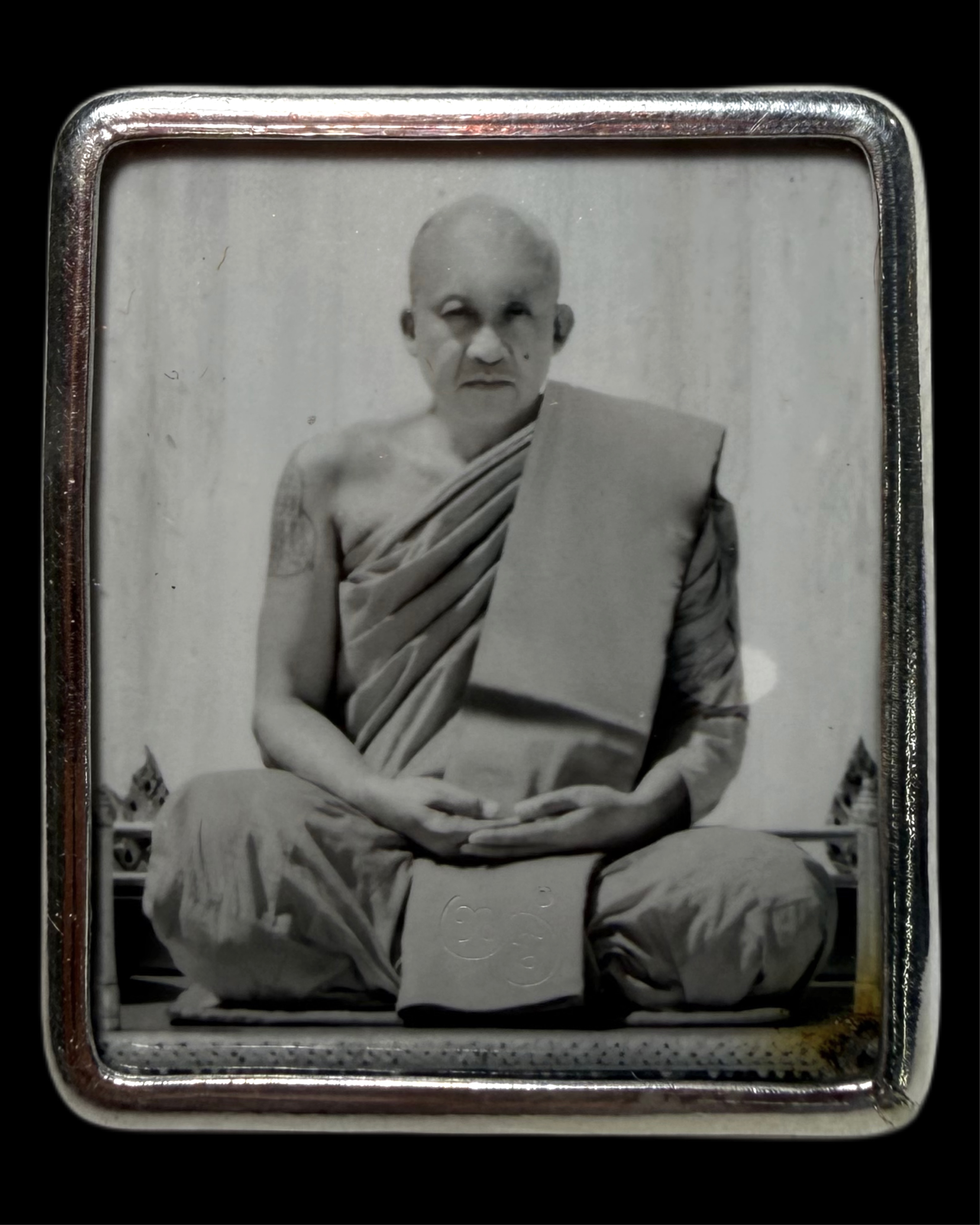 รูปถ่ายหลวงพ่อชำนาญฟิล์มกระจกโบราณ (รุ่น:กองบุญกฐิน2568,หลังจีวร,ตะกรุดเงิน) Luang Por Chamnan’s Wet-Plate Collodion Portrait. (series:kathina merit fund 2568,with Luang Por Chamnan’s monastic robe and silver takrud) SKU-04064