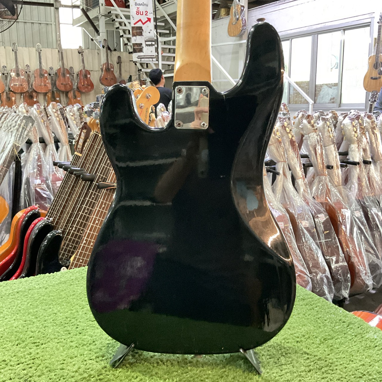 กีต้าร์เบส Legend