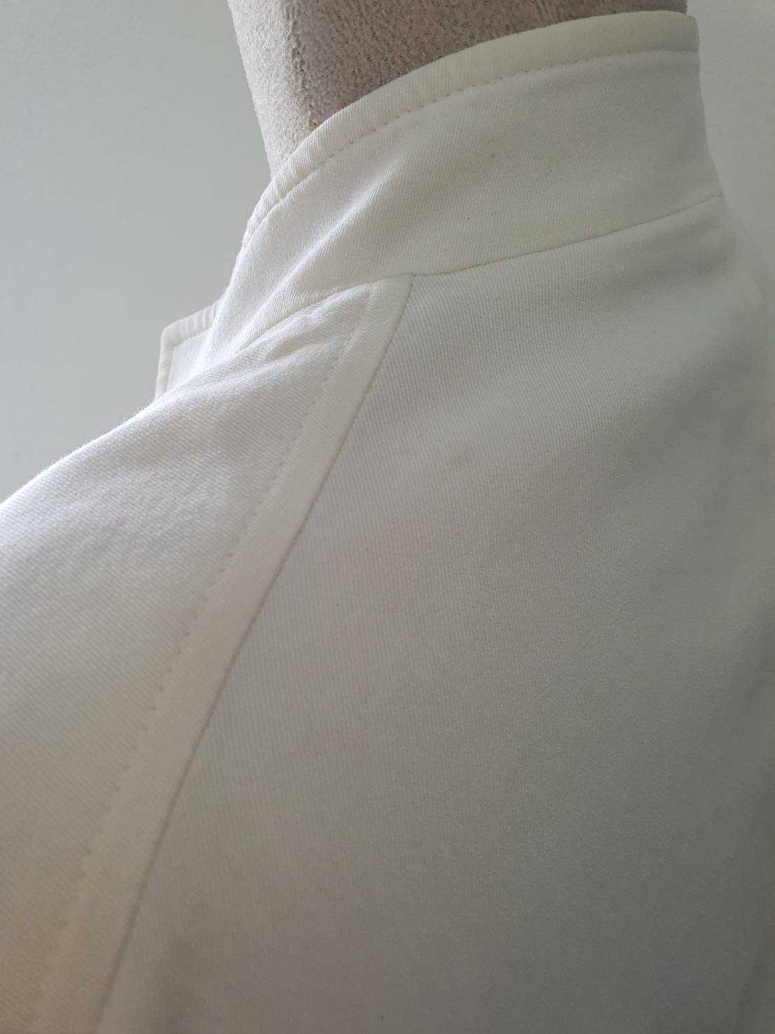 FF06231 เสื้อคลุม สีขาว มือสอง แบรนด์ G2000 อก 36 นิ้ว
