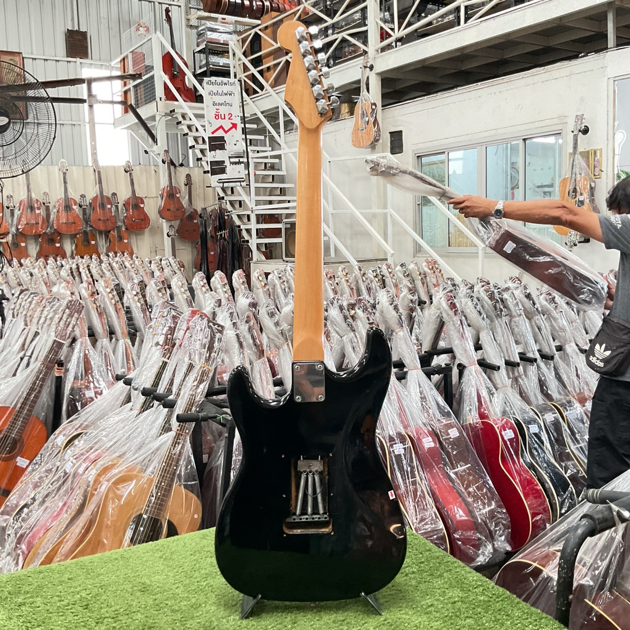 กีต้าร์ไฟฟ้า ยี่ห้อตามภาพ