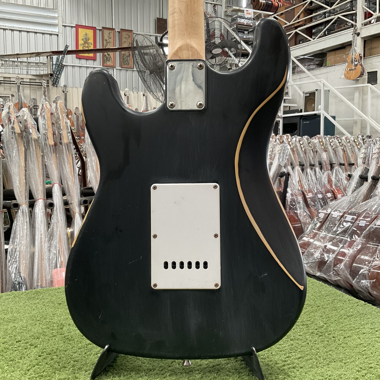 กีต้าร์ไฟฟ้า ยี่ห้อตามภาพ