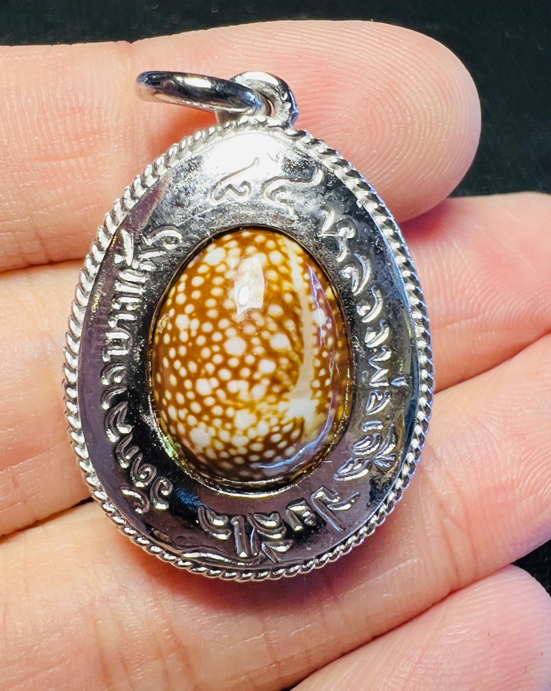 เบี้ยแก้หลวงปู่เจือ (กรอบเงิน) Bia Kae Luang Pu Juer (Sliver case). SKU-01868