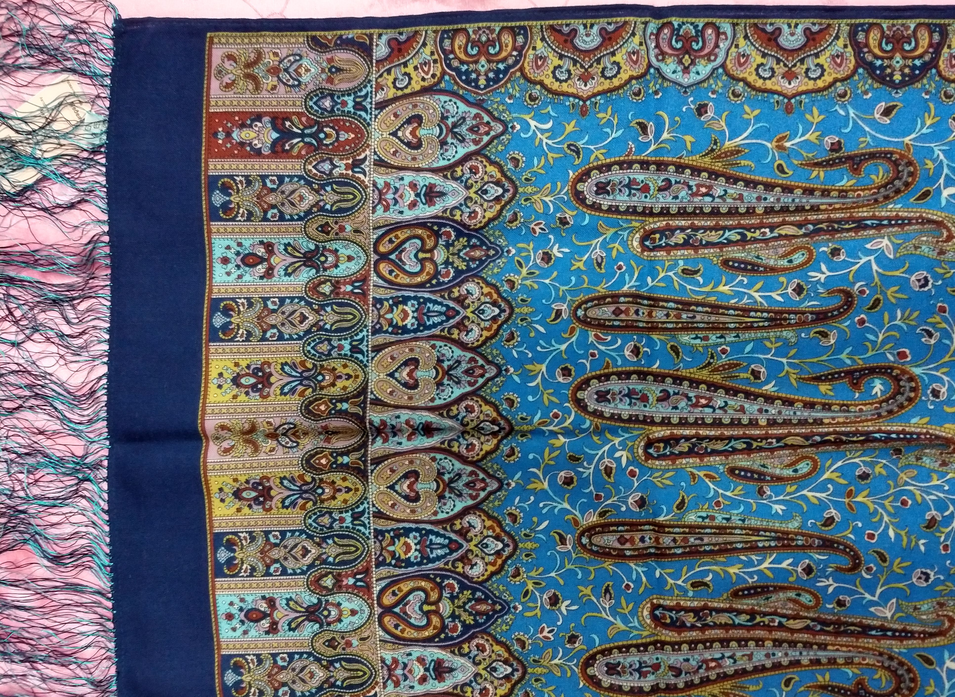 ผ้าพันคอ/คลุมไหล่ขนสัตว์รัสเซียแท้พิมพ์ลาย (100% Wool Shawls) : From Russia With Love (150 x 60 cm.)