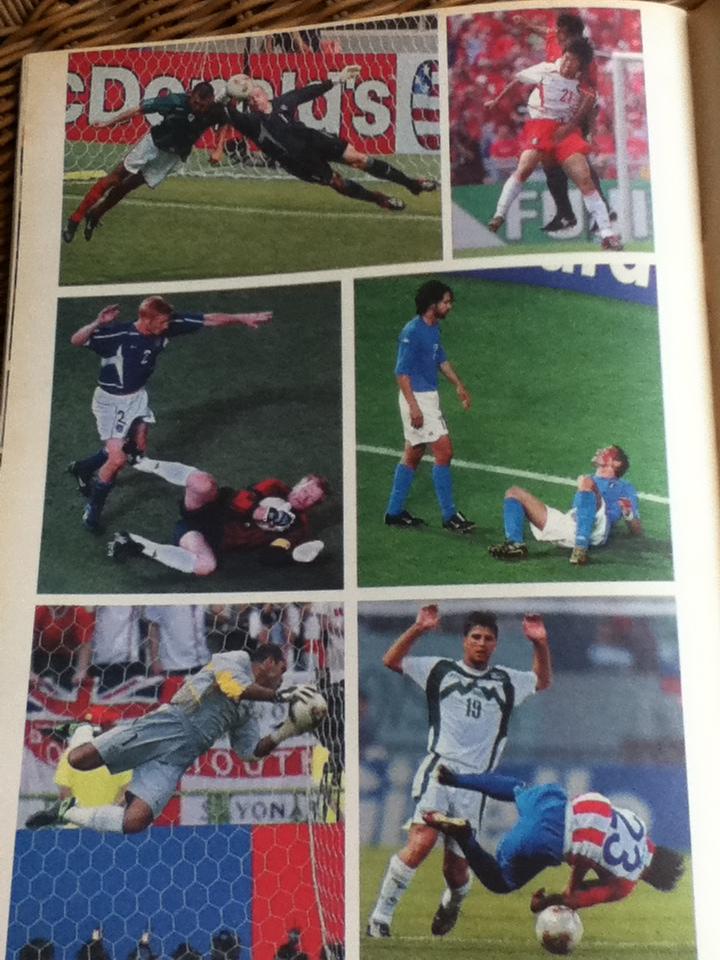 คู่มือฟุตบอลโลกอย่างเป็นทางการ ฉบับพรีวิว 2002 FIFA WORLD CUP KOREA JAPAN และ รวมภาพสีสันบอลโลก