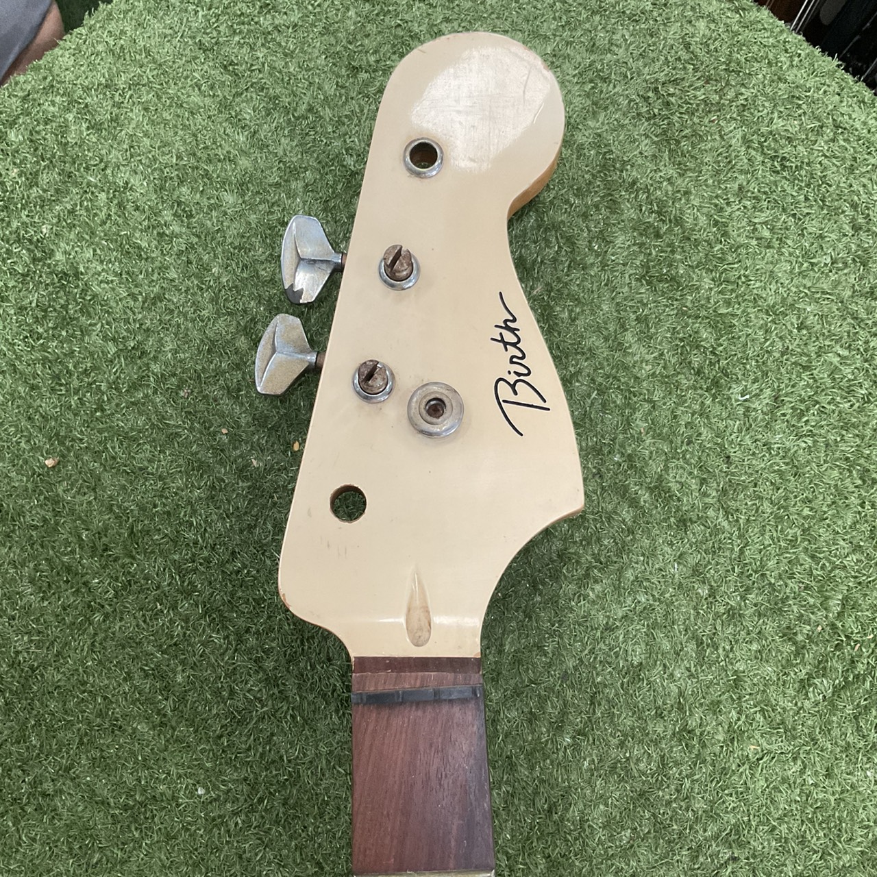 กีต้าร์เบส Birth สินค้าไม่พร้อมใช้งาน (ต้องซ่อม)