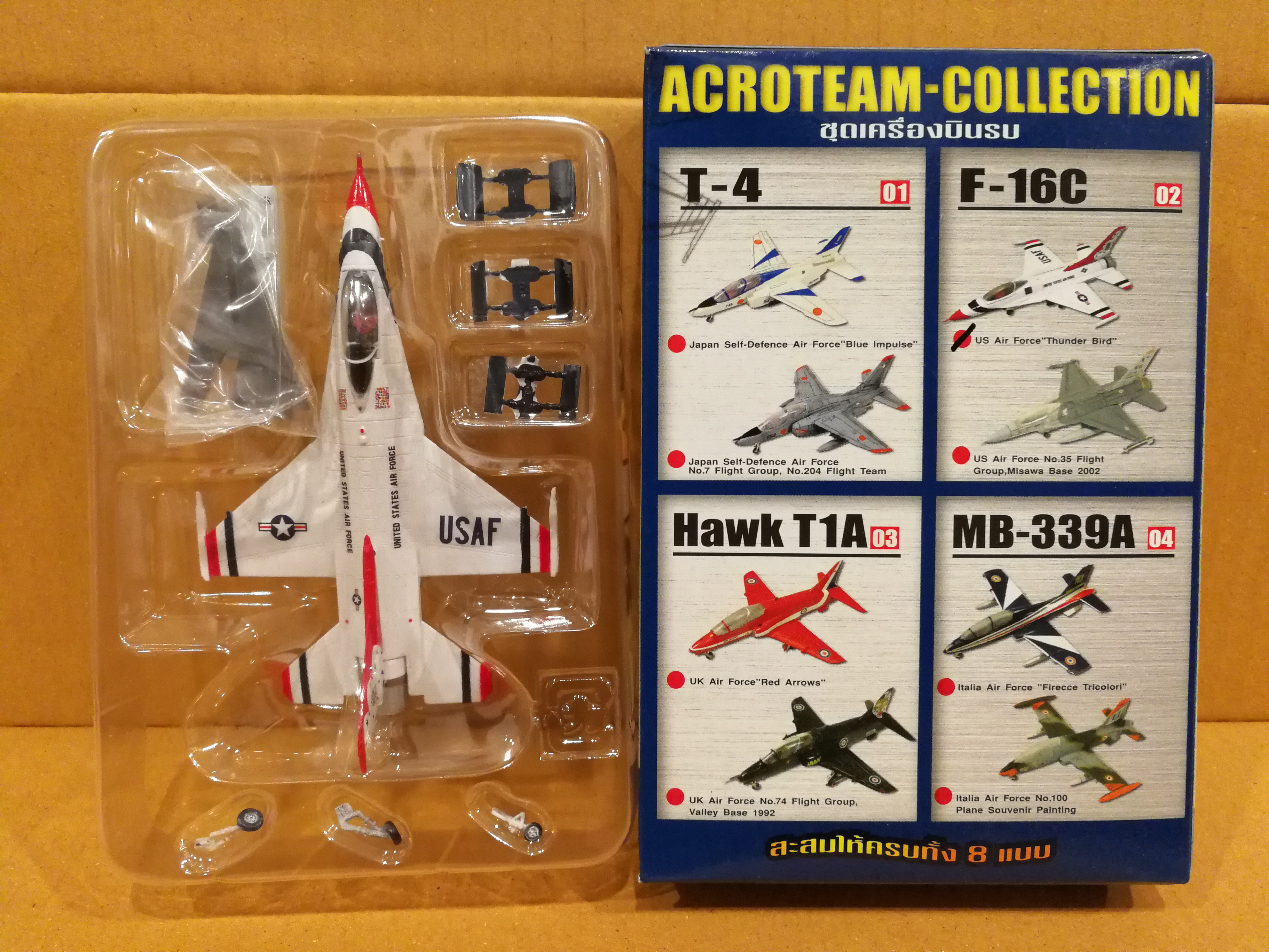 โมเดลเครื่องบินจำลอง ยี่ห้อเอฟทอย ขนาด 1/144 ชุด F-toys Acroteam ชุดเครื่องบินรบ #2A F-16C US Air Force "Thunder Bird"