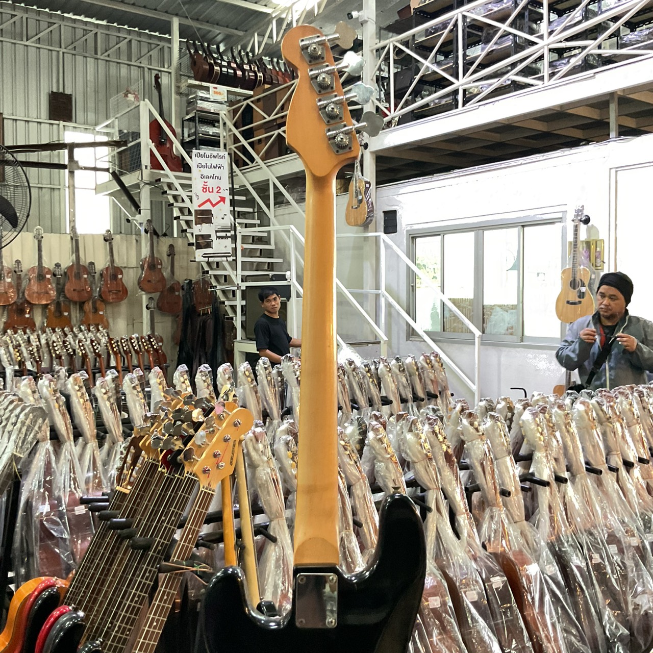 กีต้าร์เบส Legend