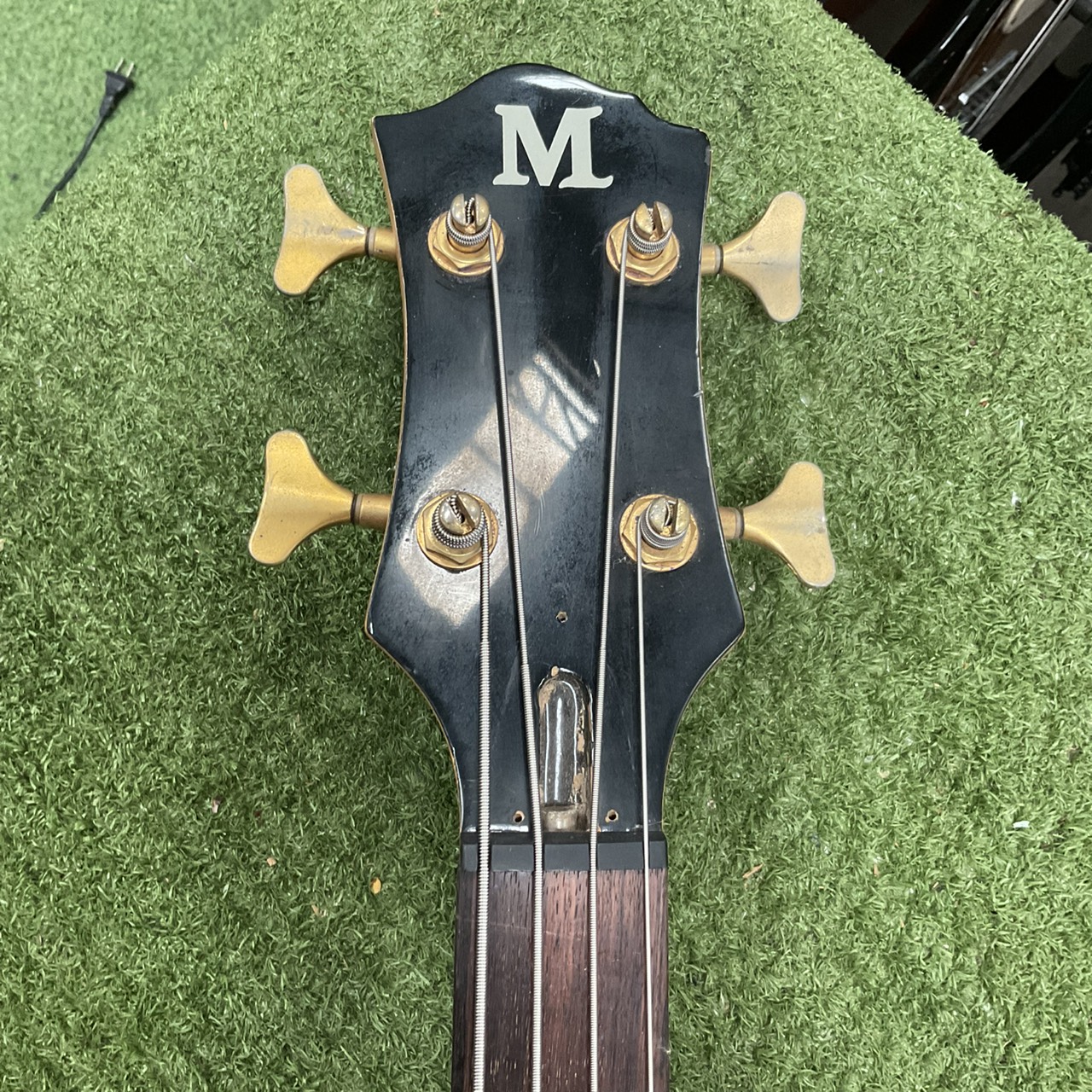 กีต้าร์เบส M