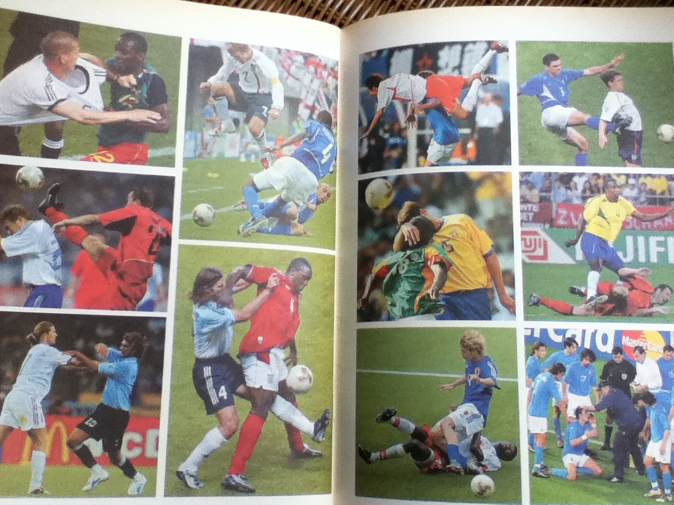 คู่มือฟุตบอลโลกอย่างเป็นทางการ ฉบับพรีวิว 2002 FIFA WORLD CUP KOREA JAPAN และ รวมภาพสีสันบอลโลก