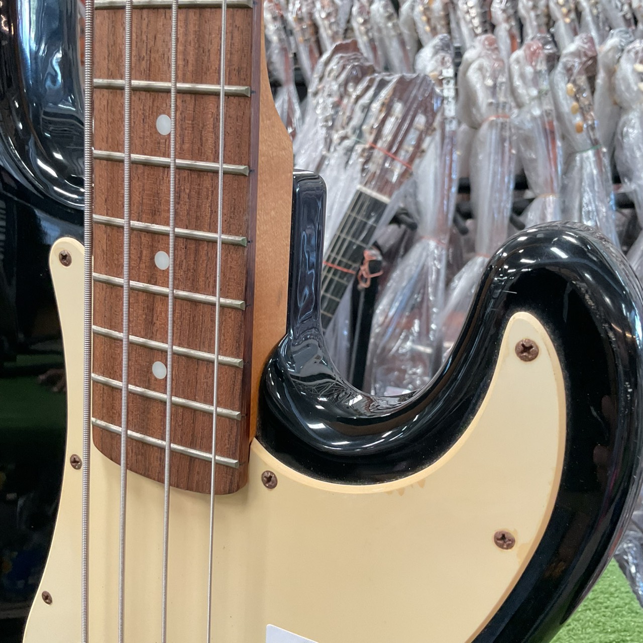 กีต้าร์เบส BUSKER'S