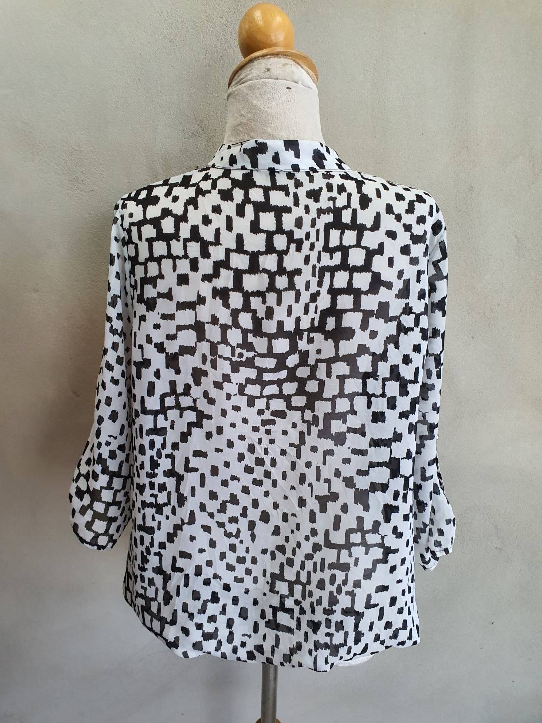 FF04299 เสื้อผ้ามือสอง ชีฟอง ลายขาวดำ อก free