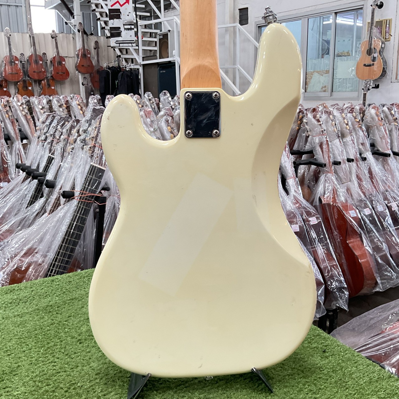 กีต้าร์เบส Legend