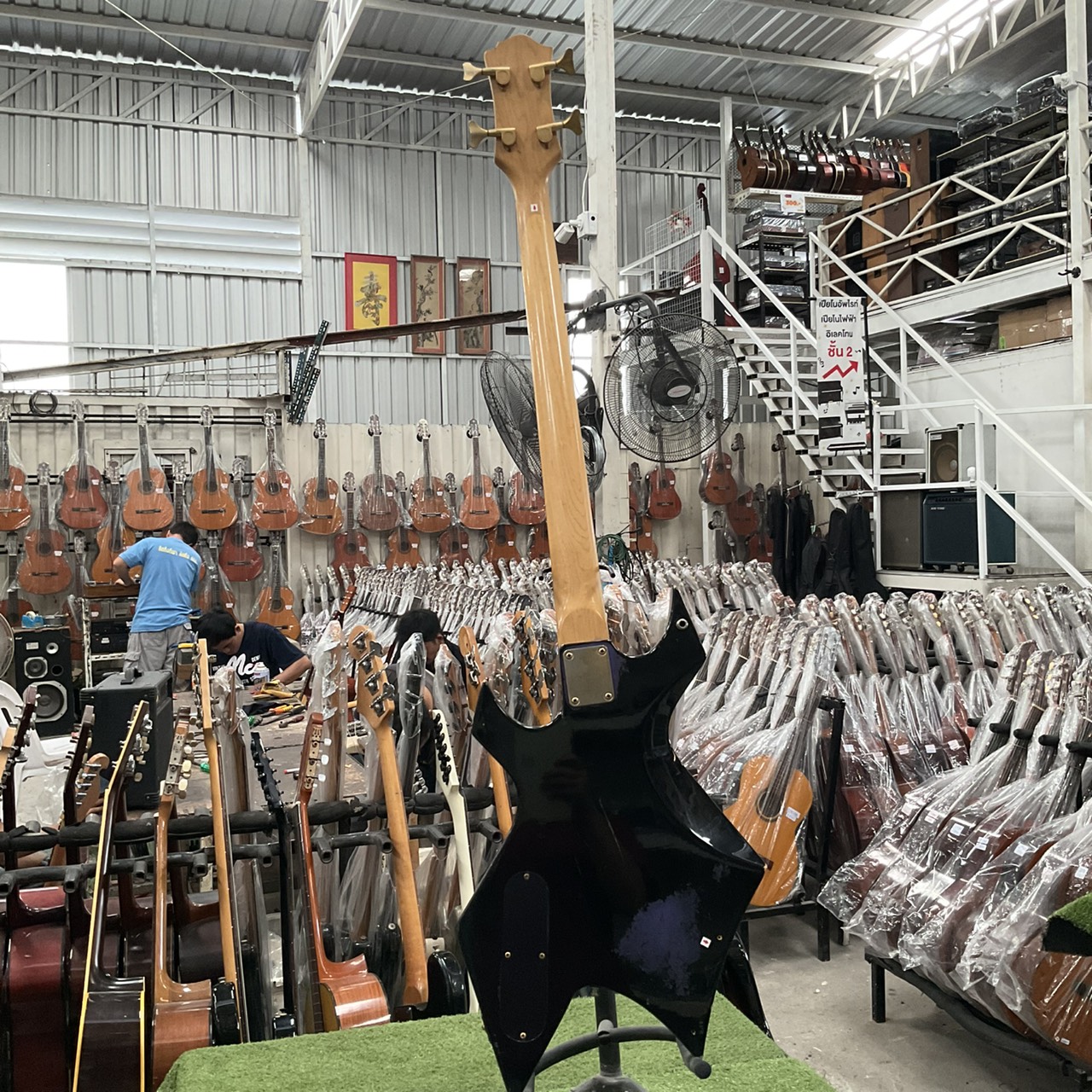 กีต้าร์เบส M