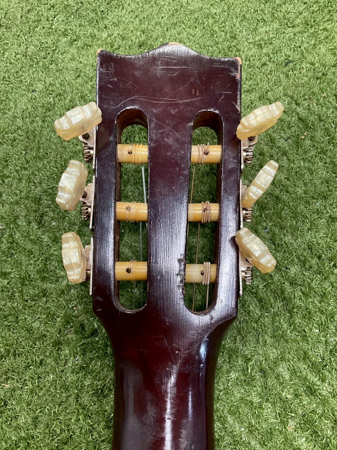 กีต้าร์คลาสสิค ยี่ห้อตามภาพ