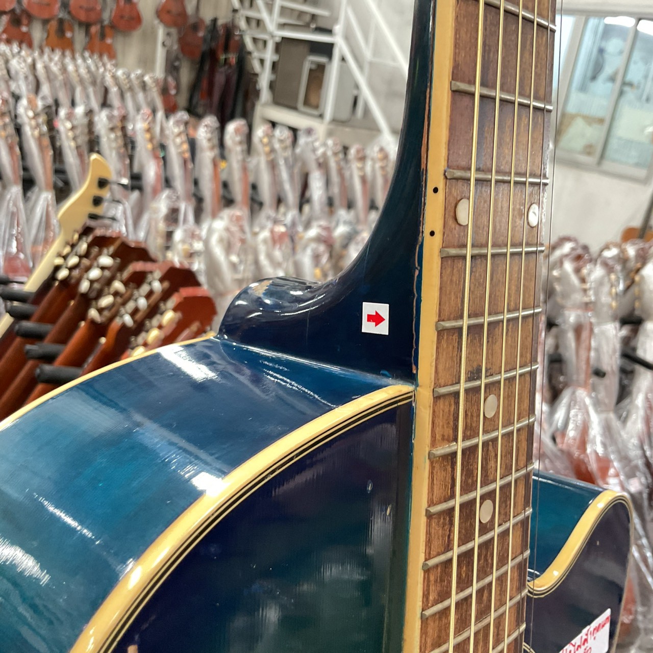 กีต้าร์โปร่งไฟฟ้า Mavis