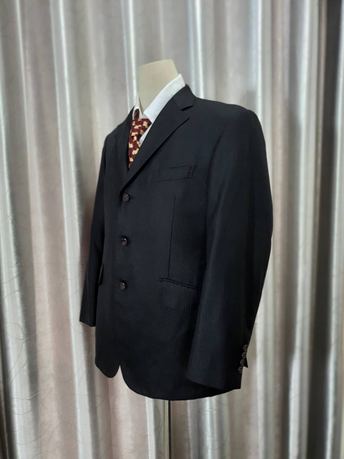 Suit0081 เสื้อสูท สีดำลาย เหลือบเงาเล็กน้อย มือสอง แบรนด์ Takashimaya อก 40 นิ้ว