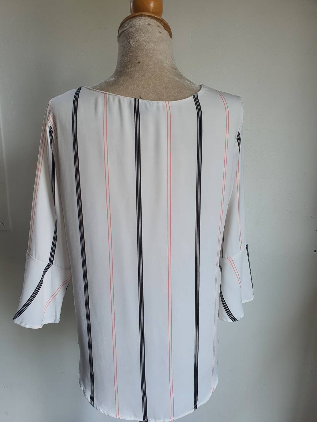 FF05266 เสื้อผ้ามือสอง ลายทาง สีขาว แบรนด์ Lily morgan อก 38 นิ้ว