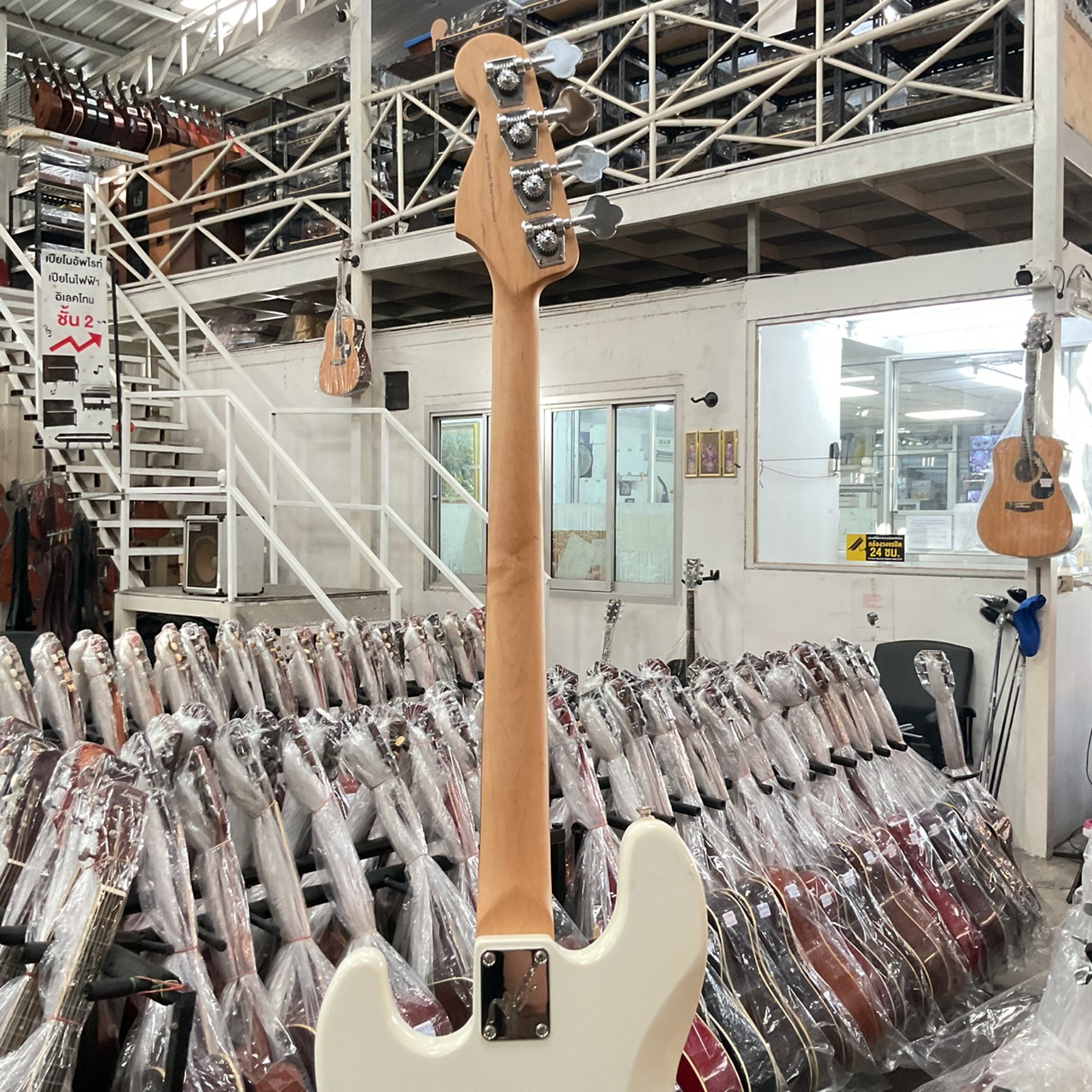 กีต้าร์เบส Mavis