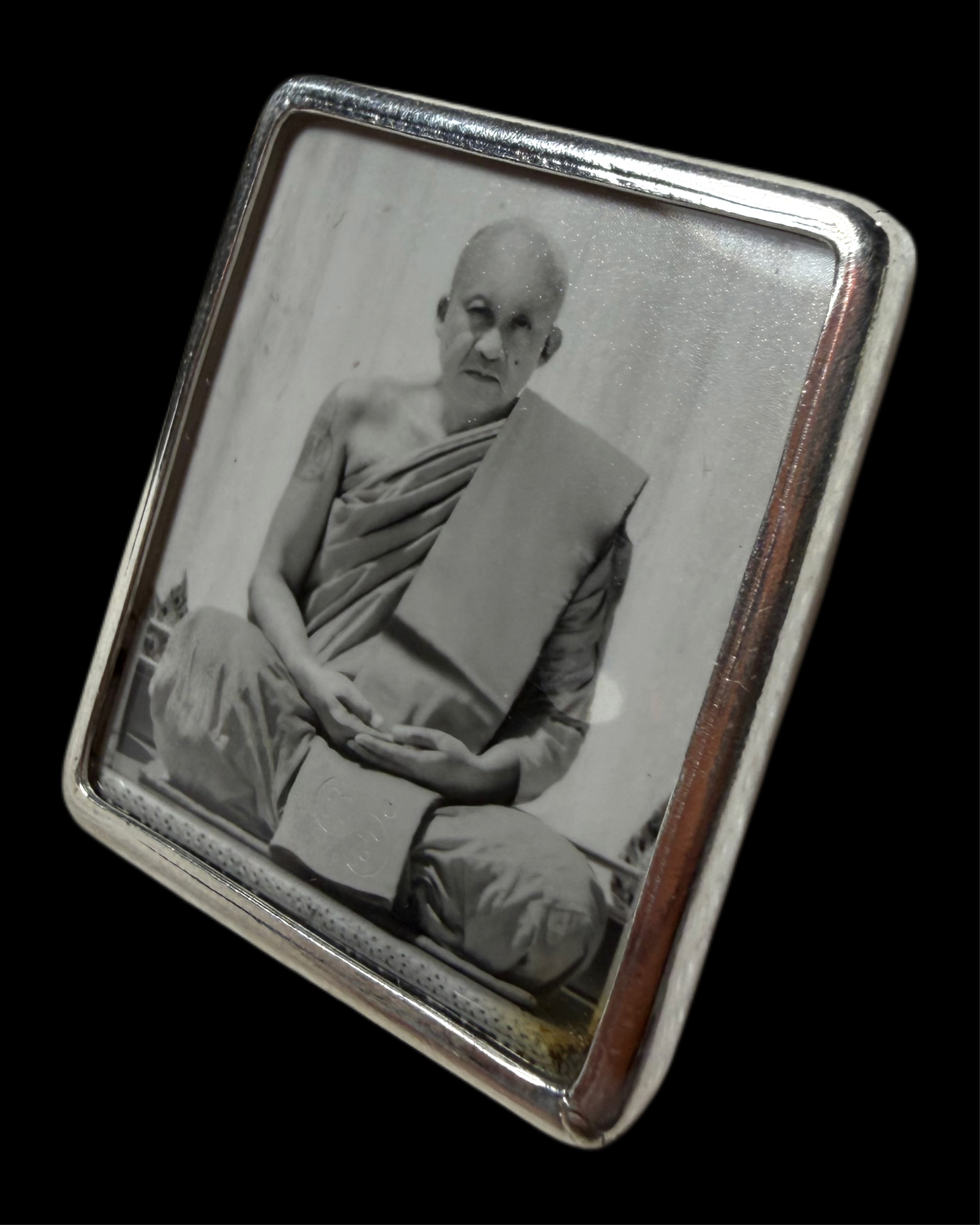 รูปถ่ายหลวงพ่อชำนาญฟิล์มกระจกโบราณ (รุ่น:กองบุญกฐิน2568,หลังจีวร,ตะกรุดเงิน) Luang Por Chamnan’s Wet-Plate Collodion Portrait. (series:kathina merit fund 2568,with Luang Por Chamnan’s monastic robe and silver takrud) SKU-04064