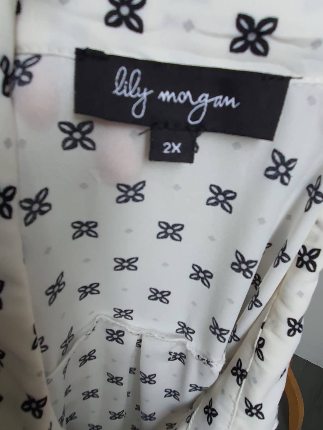FF05535 เสื้อผ้าชีฟอง สีขาวลายดอกไม้ดำ แบรนด์ lily morgan