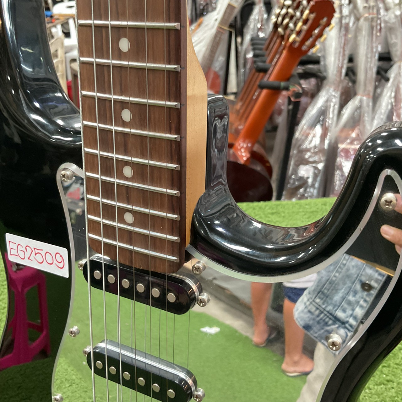 กีต้าร์ไฟฟ้า Mavis