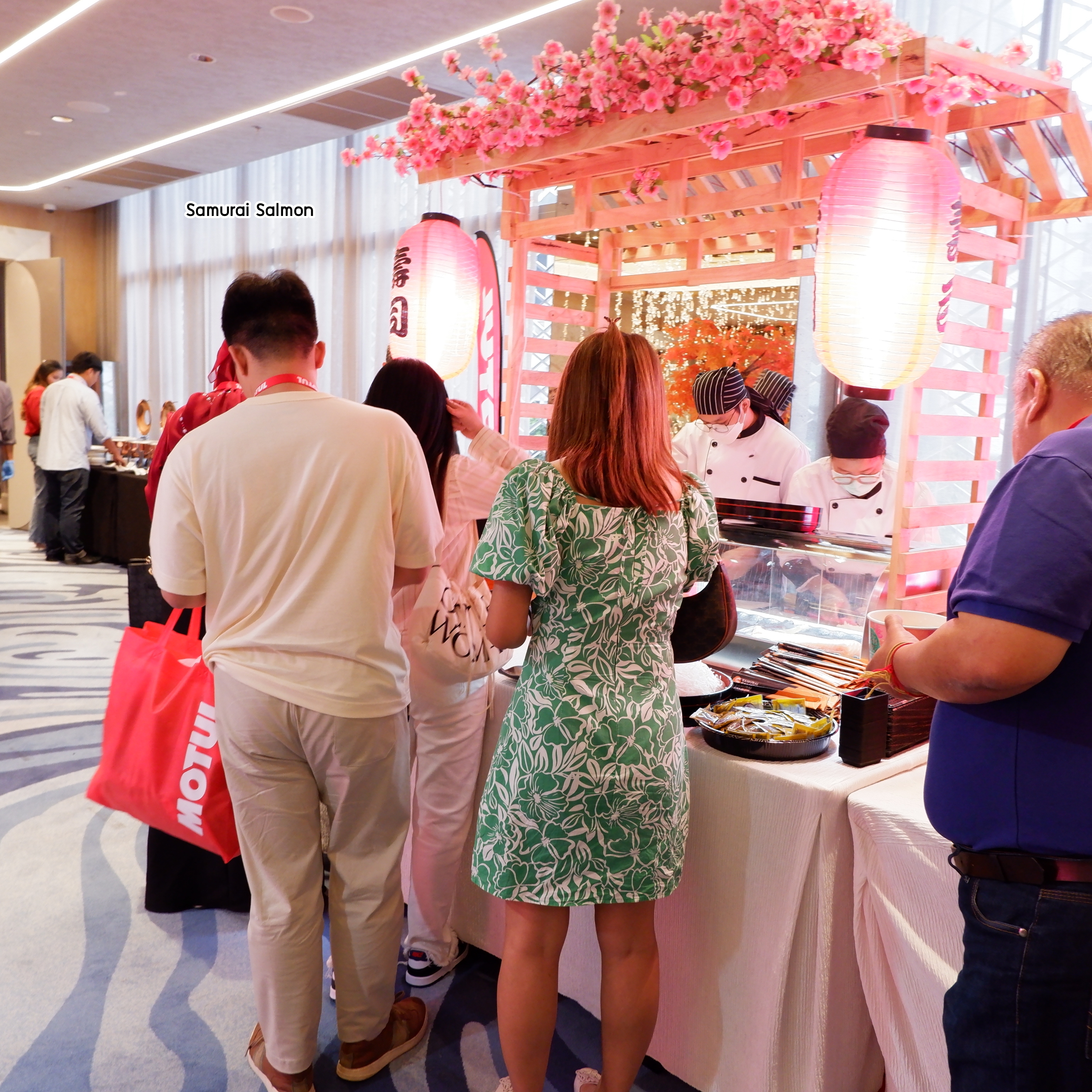 ออกซุ้มจัดเลี้ยงอาหารญี่ปุ่น ซาซิมิและซูชิ งานประชุม SERI WATHANA 2024