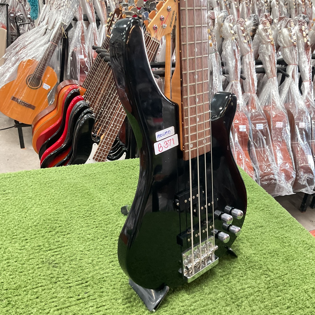 กีต้าร์เบส BUSKER'S