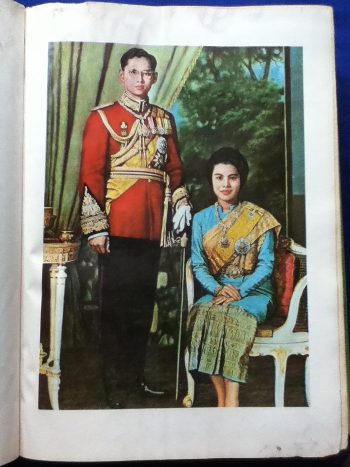 พระบรมราชจักรีวงศ์ จัดพิมพ์เนื่องในวาระงานพระราชพิธีรัชดาภิเษกครบ 25 ปี แห่งการเสด็จเถลิงถวัลยราชสมบัติ ของ พระบาทสมเด็จพระปรมินทรมหาภูมิพลอดุลยเดช วันที่ 9 มิถุนายน 2514