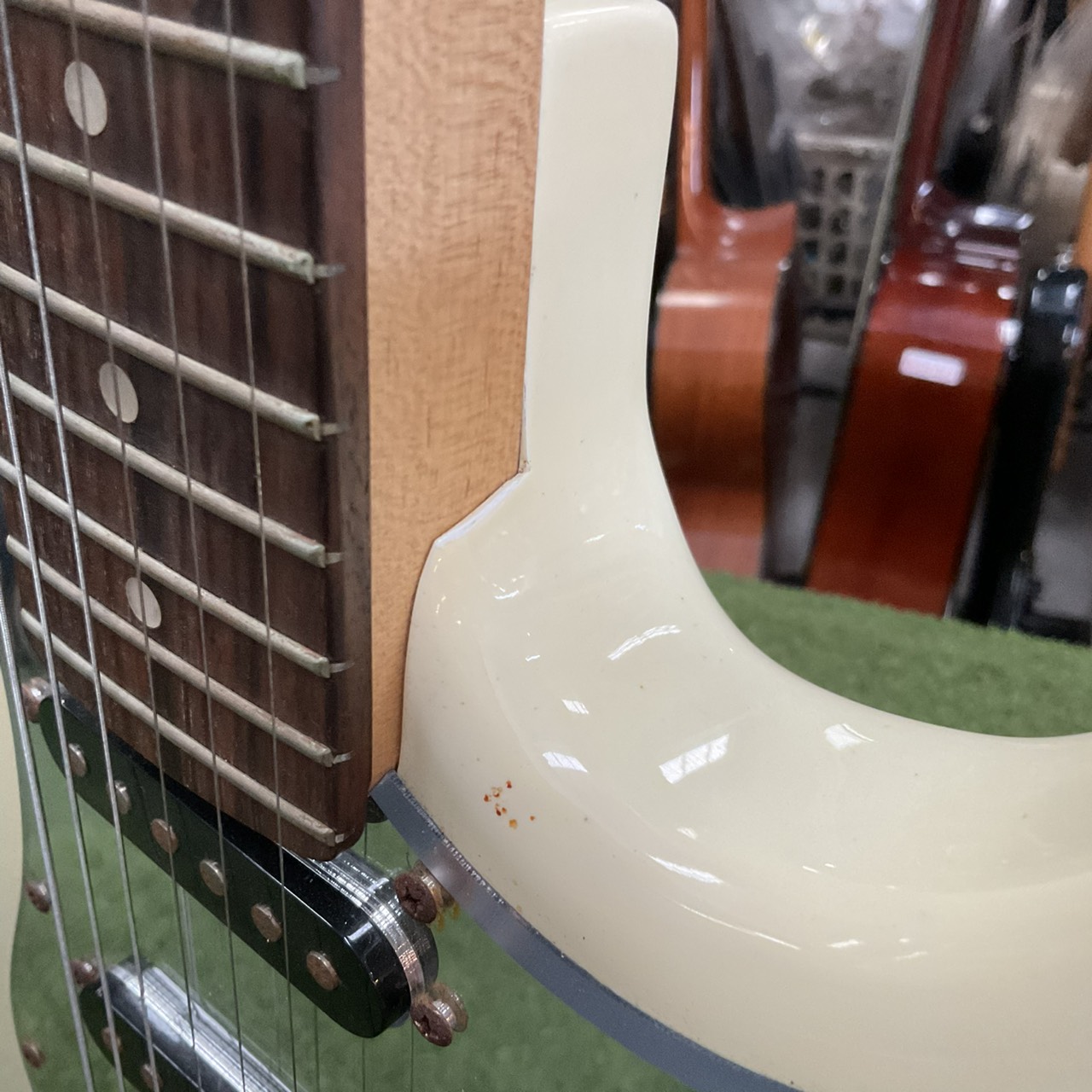 กีต้าร์ไฟฟ้า Mavis