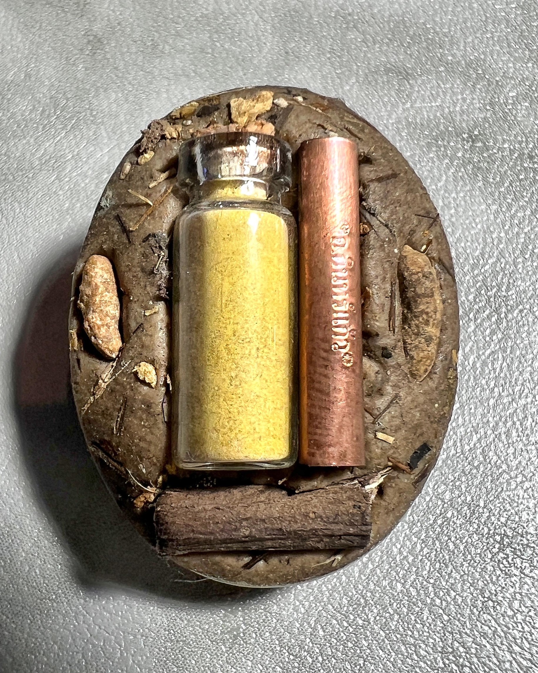 ล็อกเก็ตครูพิสนูแก้ว3โลก (ขนาดเล็ก) Three Sacred Orbs God Locket. (small size) SKU-04004