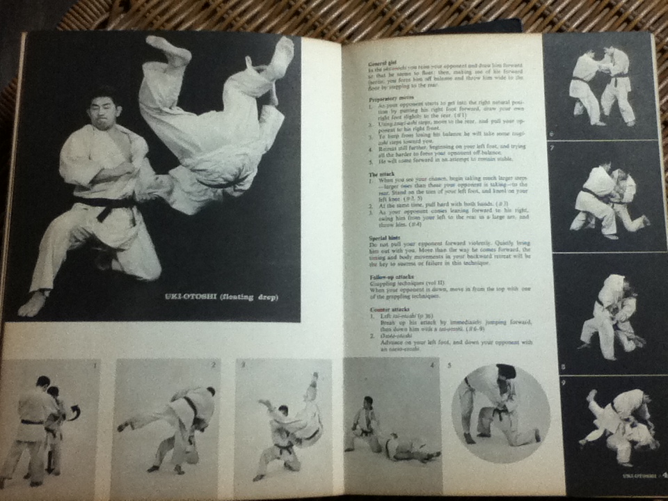 Judo in Action grappling techniques and throwing techniques รวม 2 เล่ม/ Kazuzo Kudo
