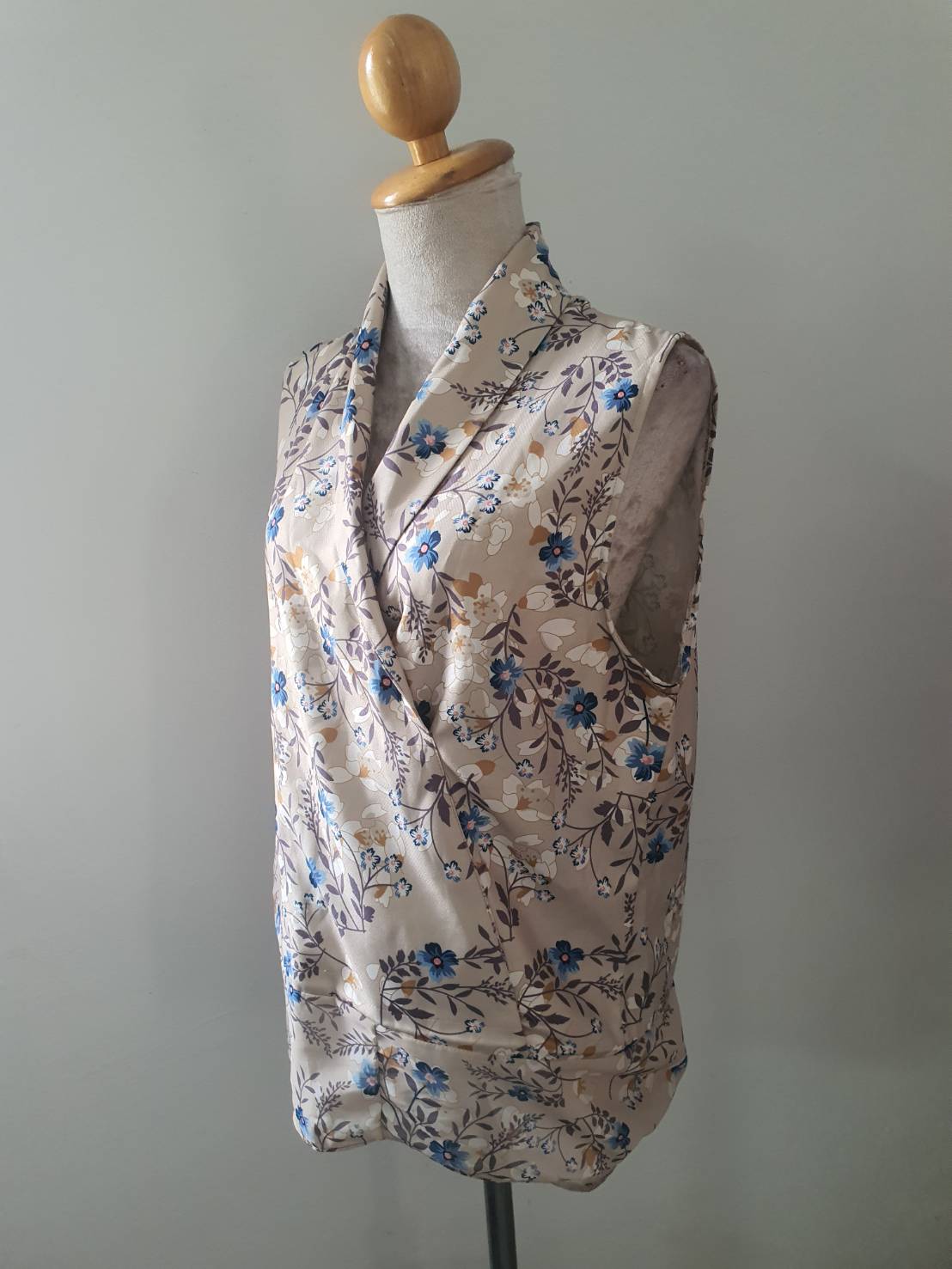 FF06445 เสื้อผ้ามือสอง ลายดอกไม้ สีน้ำตาล อก 38 นิ้ว